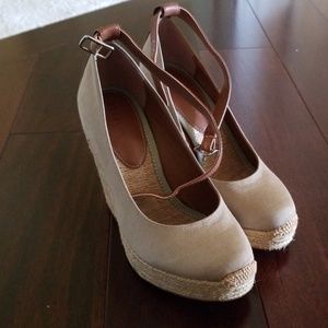 BCBG wedge